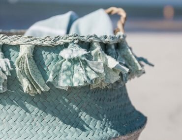 Seegras Aufbewahrungskorb mit tasseln und Farbe verschönern, ein DIY für dein schönes Zuhause | craftroomstories.com